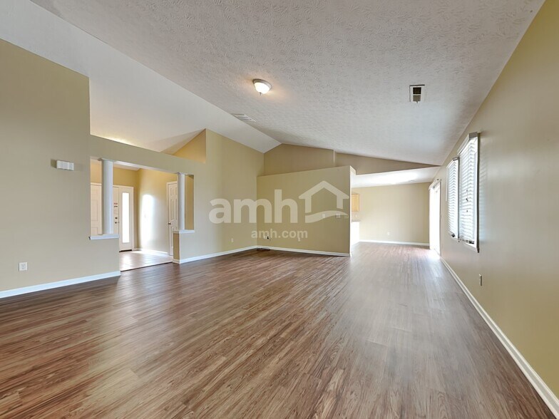 Building Photo - 160 Concord Farm Rd