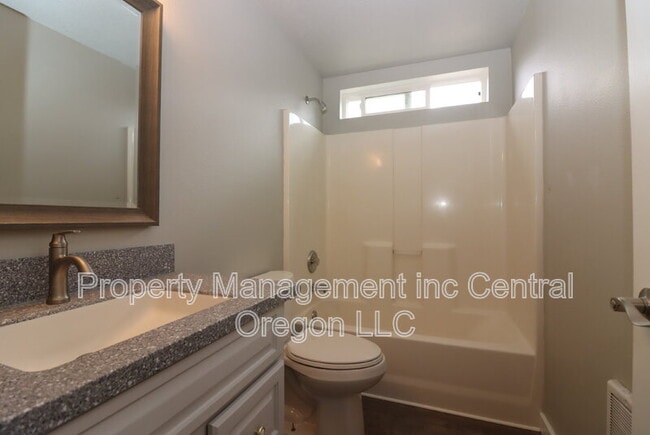 Building Photo - 1472 NE Whisper Ridge Dr