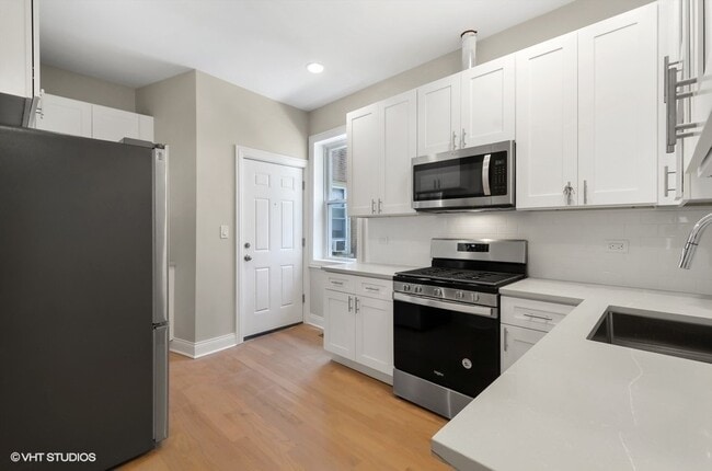 Building Photo - 5816 N Ridge Ave