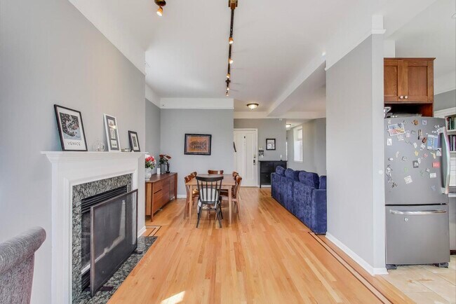 Building Photo - 5732 N Hermitage Ave