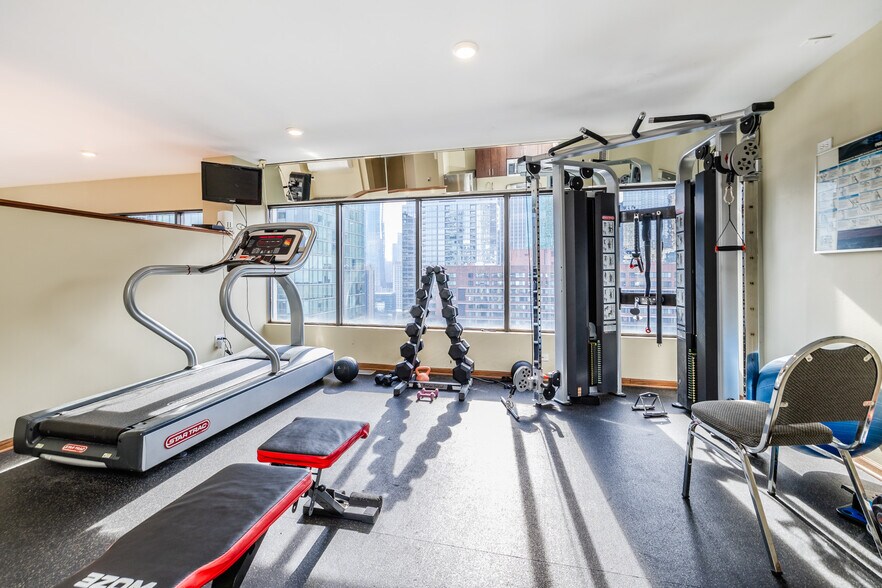 Building Photo - 230 E Ontario St