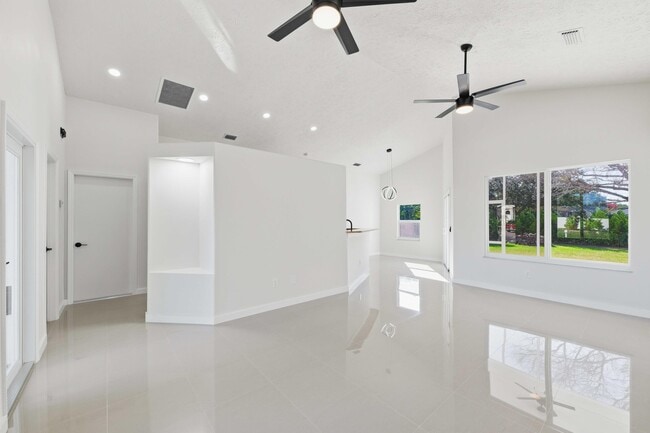 Building Photo - 3031 SE Galt Cir
