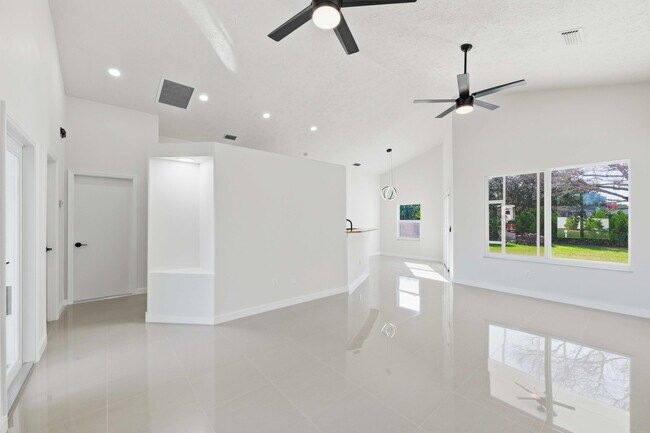 Building Photo - 3031 SE Galt Cir