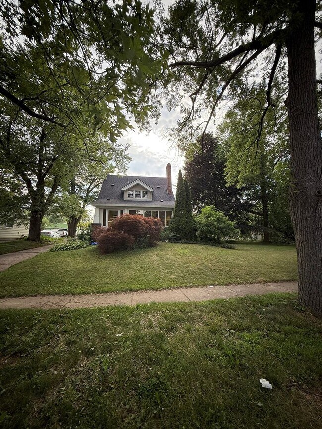Building Photo - Charming 3BR House in Waterford