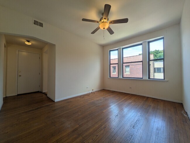 Building Photo - 3147 W Medill Ave