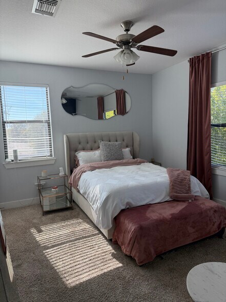 Building Photo - 1501 Lorraine Loop