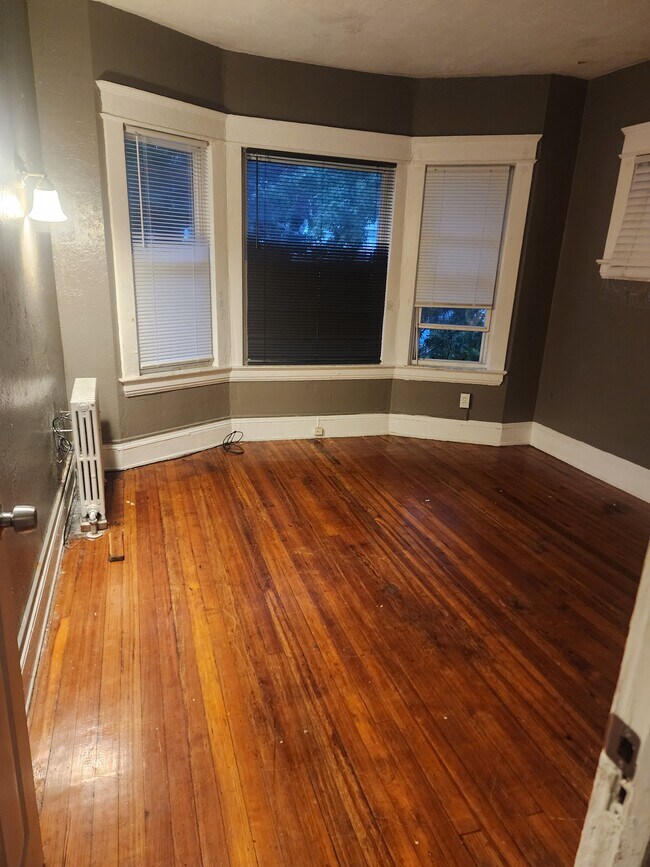 Building Photo - 1330 W 89th St