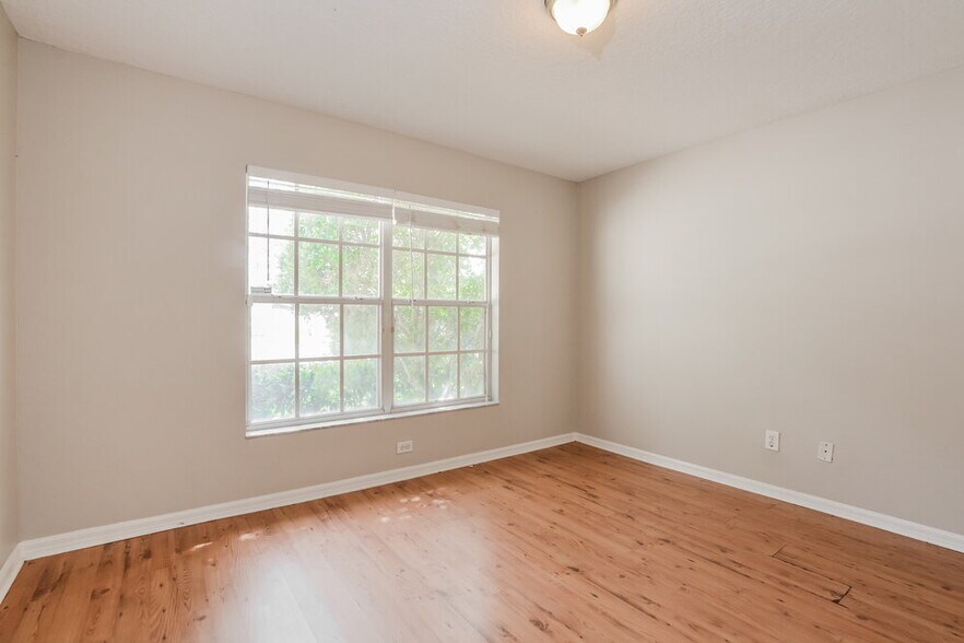 Building Photo - 1319 Acorn Cir