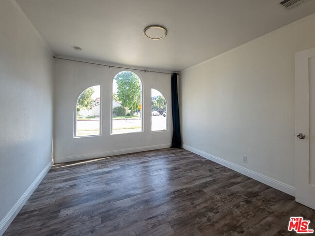 Building Photo - 723 W Doran St