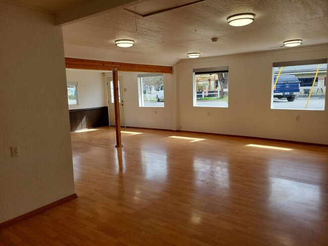 Building Photo - This cute open floor plan 1BD 1BA newly re...