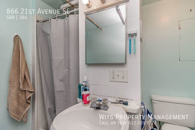 Building Photo - 866 21st Ave SE