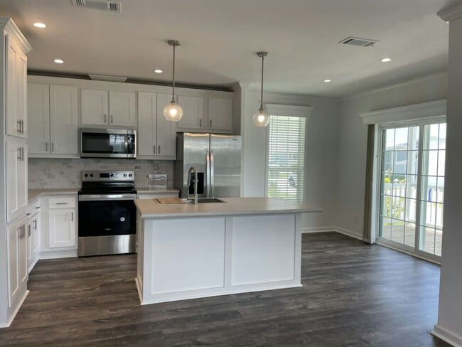 Building Photo - 34669 Ballyhoo Dr