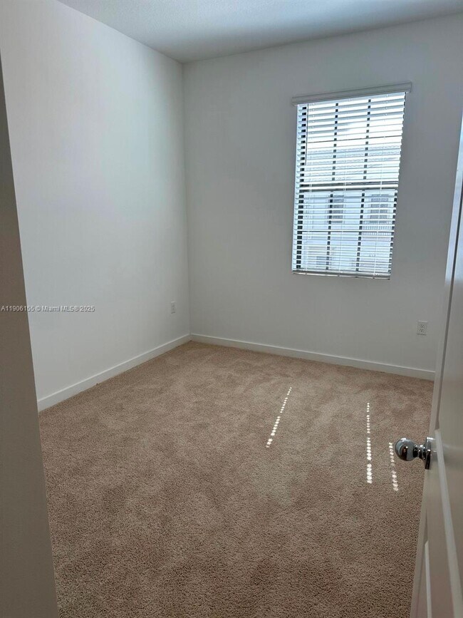 Building Photo - 814 SW 11th Wy