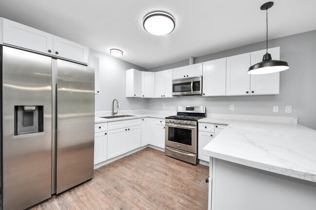 Building Photo - 5738 Kenilwood Dr