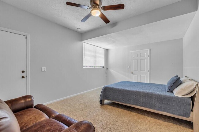 Building Photo - 923 Paradise Ln
