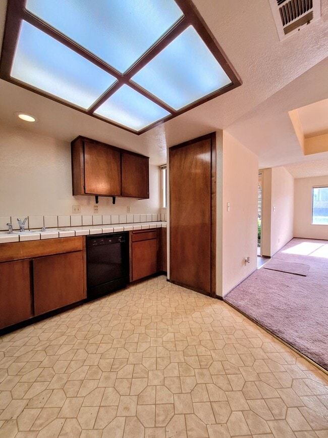Building Photo - Spacious First Floor 2bd Condo With Laundr...