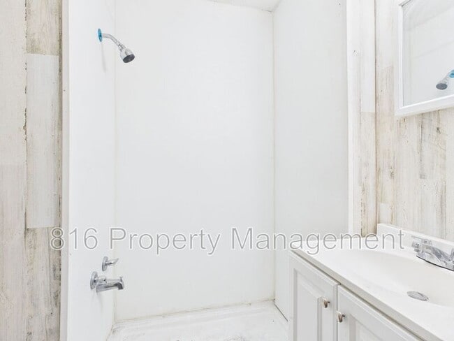 Building Photo - 413 Main St