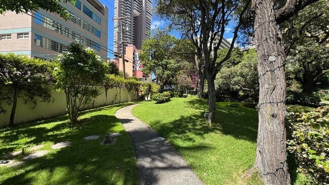 Building Photo - CONVENIENTY LOCATED AND SPACIOUS 2BD/2BA C...