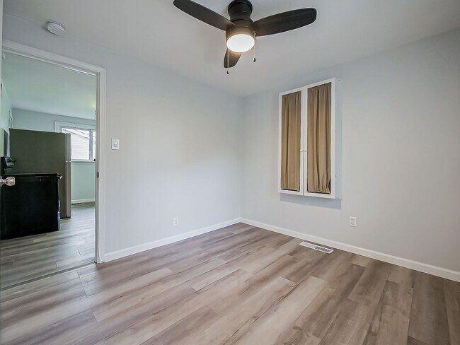 Building Photo - Welcome to this beautiful 2 bedroom, 1 bat...