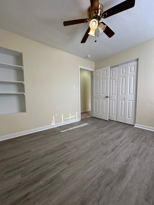 Building Photo - Malibu-4 Bedroom 2 Bath Single Family home