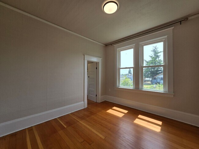 Building Photo - 1631 Oakes Ave