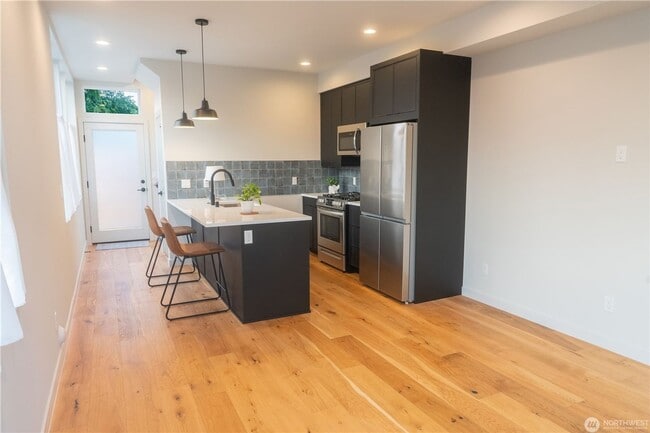 Building Photo - 2bd/1.75ba Seattle Townhome