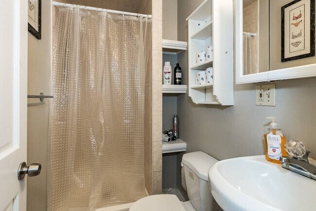 Building Photo - Historic Beacon Hill Charm Meets Modern Urban Living – 2 Bed | 1 Bath