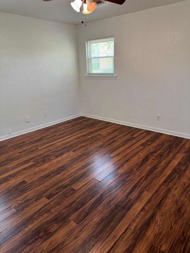 Building Photo - 3/1 in West Lampasas