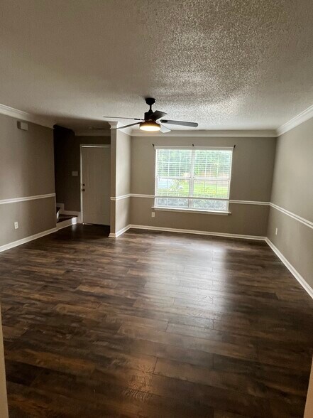 Huge living room - 445 Brackinhouse Pl