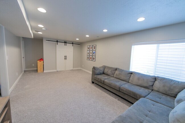 Building Photo - Spacious 4-Bedroom Home Awaits in Eagle Mo...