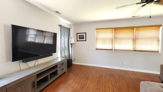 Building Photo - 301 Wedgewood Cir