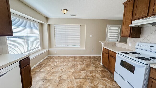 Building Photo - 374 Lake View Dr