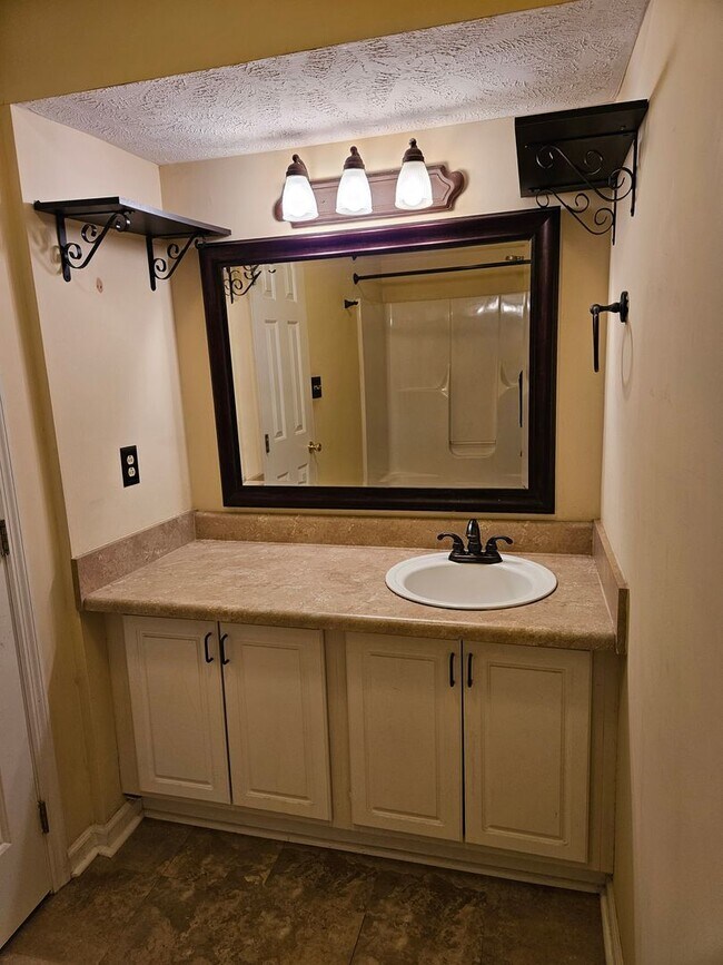 Building Photo - New on Rental Market - 3 bed, 2 bath, full...