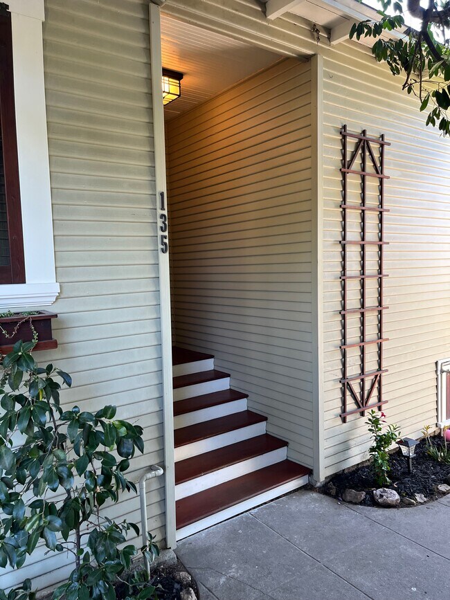 Building Photo - 135 E Ave 42