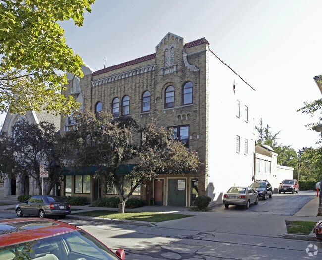Primary Photo - Astor Street Apartments