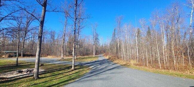Building Photo - Three Bedroom 2.5 Bath House