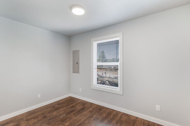 Building Photo - 415 S 11th St