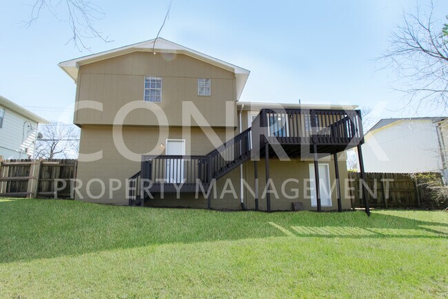 Building Photo - Gorgeous 3 Bedroom with Backyard Deck!