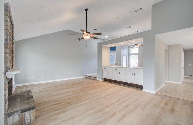 Building Photo - 13215 Bunker Hill Dr