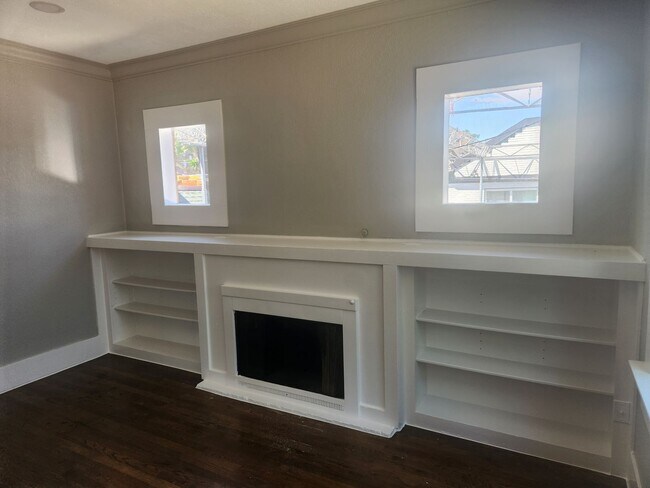 Building Photo - Bright & Updated 3-Bedroom Upper Unit All Utilities Included!