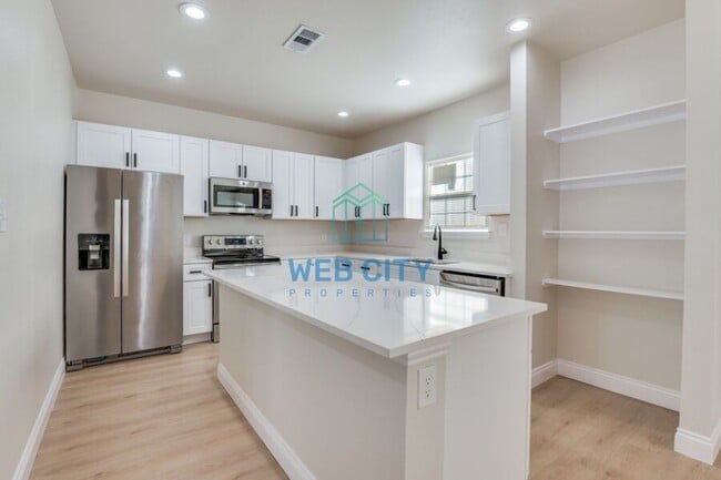 Building Photo - 4900 Leland Ave