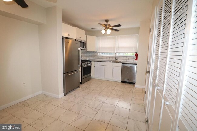 Building Photo - 32 Pin Oak Ln