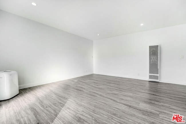 Building Photo - 317 S Kenmore Ave