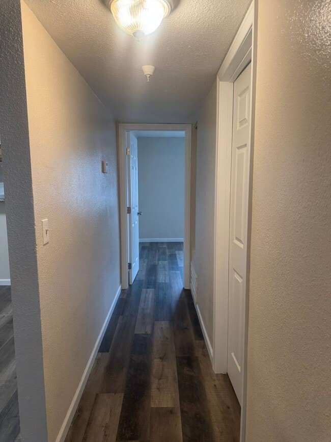 Building Photo - Remodeled Ground Floor 2 Bed Condo Ready for Move In