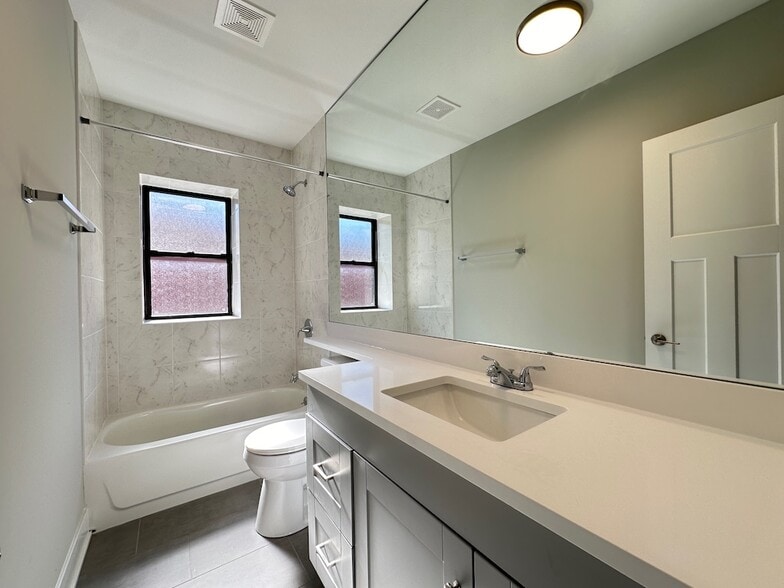 Building Photo - 1144 Oak Ave