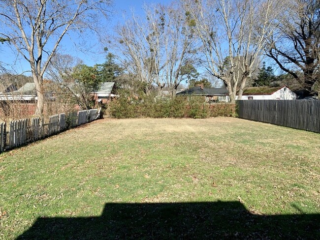 Building Photo - CHARMING 2 BEDROOM SINGLE FAMILY