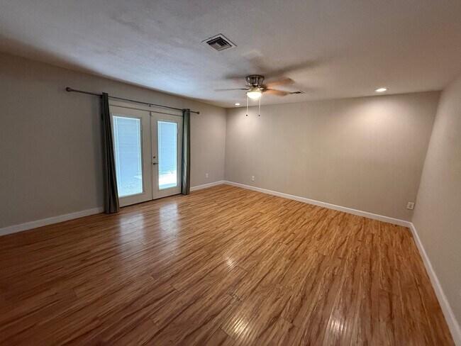 Building Photo - Luxury 4 Bedroom in Country Estates
