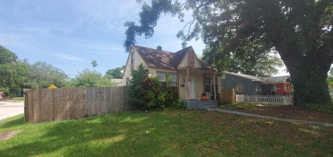 Building Photo - 5 Bedroom St Pete Home