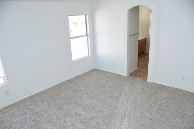 Building Photo - BEAUTIFUL 4 BEDROOM, 2 BATH SINGLE-STORY H...