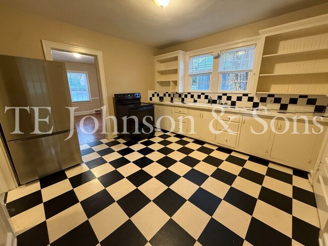 Building Photo - Charming Home with Character and Modern Co...